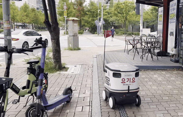 뉴빌리티X요기요 배달로봇 '뉴비'가 인천 송도 일대에서 배달 업무를 수행 중이다. (사진=지디넷코리아 신영빈 기자)