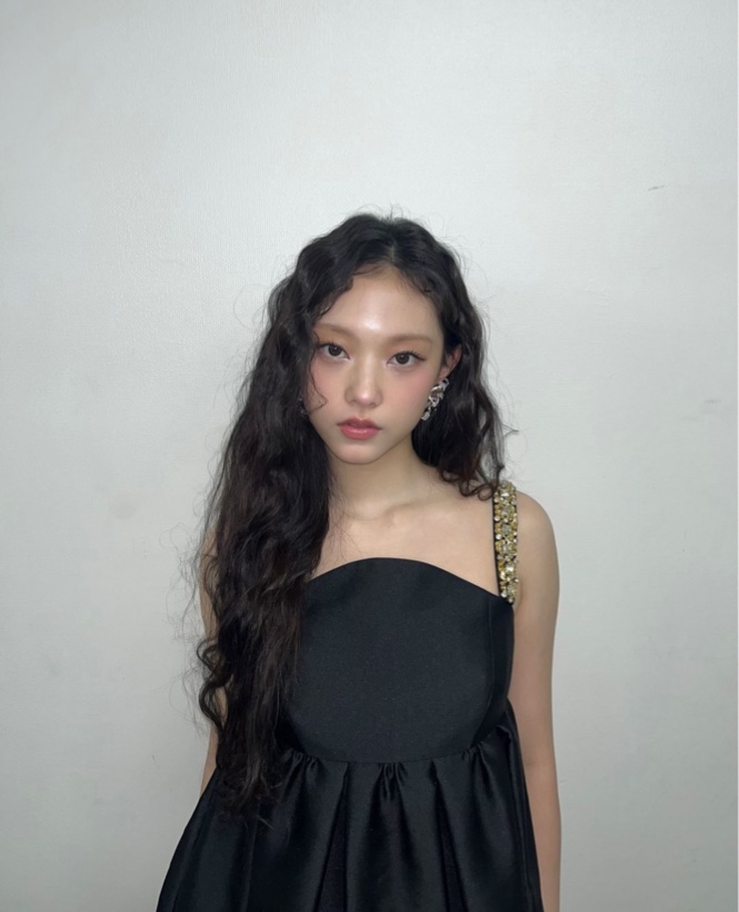 뉴진스 빨강 이미지