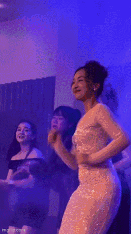 베트남의 한 결혼식장에서 춤을 추고 있는 여성이 화제다. [영상출처 =Docnhanh]