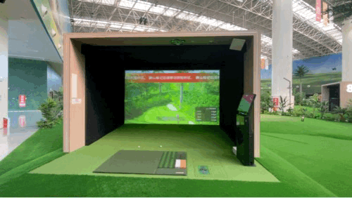 스크린이 열리고 인조잔디 그린으로 가는 과정. 자세히 보면 스크린 영상 속 나무의 배치와 실제 나무의 배치가 일치한다. 현장감과 현실감을 살리기 위한 설정으로 보인다./영상=우경희 기자