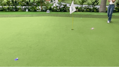 그린으로 나가면 레이저로 각기 볼을 놓아야 하는 위치가 표시된다./영상=우경희 기자