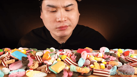 유튜버 ‘떵개떵’이 스웨덴 캔디와 동결건조 젤리 등을 먹고 있다. [유튜브 캡쳐]