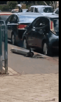 이스라엘 수도 텔아비브 한복판에 떨어진 이란 로켓 잔해