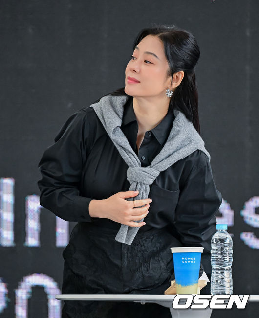 미소머금고 이미지