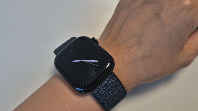 애플워치 10 제트블랙. 상시표시형 디스플레이(AOD) 모드에서 1초 단위로 바뀌는 워치 페이스가 새롭게 도입됐다.(사진=임유경)