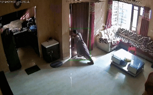 인도 여성이 온몸으로 문이 열리는 것을 막아 강도 침입을 저지하는 모습. /X(옛 트위터)