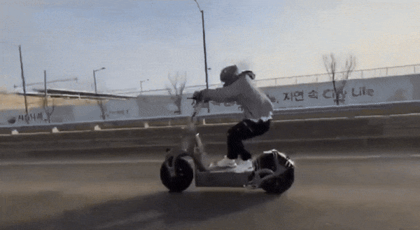 인스타그램과 유튜브 등에 올라온 전동킥보드 주행 영상. 해당 영상은 국내 전동킥보드 제조업체의 시범 주행 영상으로 확인됐다. 유튜브 채널 scooter électrique