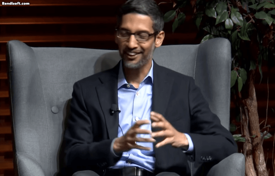 지난 2022년 순다르 피차이 구글 겸 알파벳 최고경영자(CEO)가 미국 스탠퍼드대의 공개 인터뷰에서 사회자의 질문에 웃으며 답하고 있다. [유튜브 영상 갈무리]