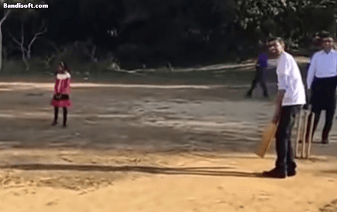 순다르 피차이 구글 겸 알파벳 최고경영자가 인도 공과대학교 카라그푸르(IIT Kharagpur)에서 크리켓을 하는 모습. [유튜브 영상 갈무리]