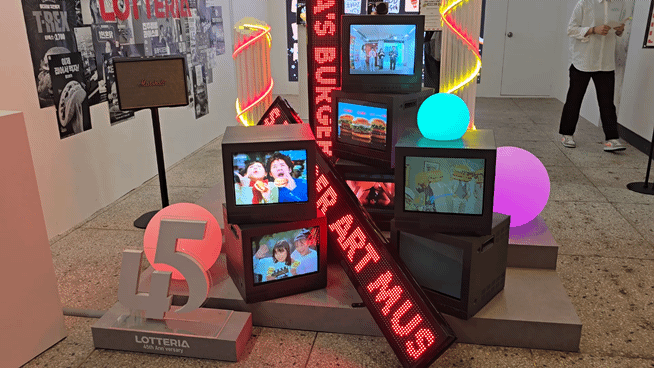 롯데리아 역대 광고들을 미디어 아트로 표현했다. /사진=김지우 기자 zuzu@