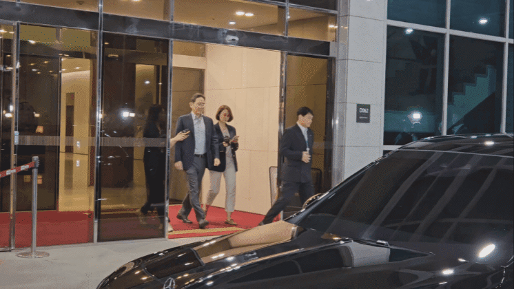 11일 윤석열 대통령의 아세안 순방에 동행한 이재용 삼성전자 회장이 서울김포비즈니스항공센터를 통해 귀국하고 있다./전병수 기자
