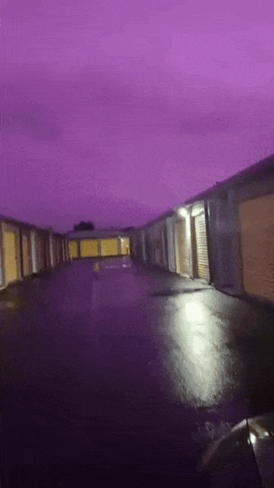 허리케인 '밀턴' 전후로 미국 플로리다주에서 관측된 보라빛 하늘. 사진=엑스(@BGatesIsaPyscho) 캡처