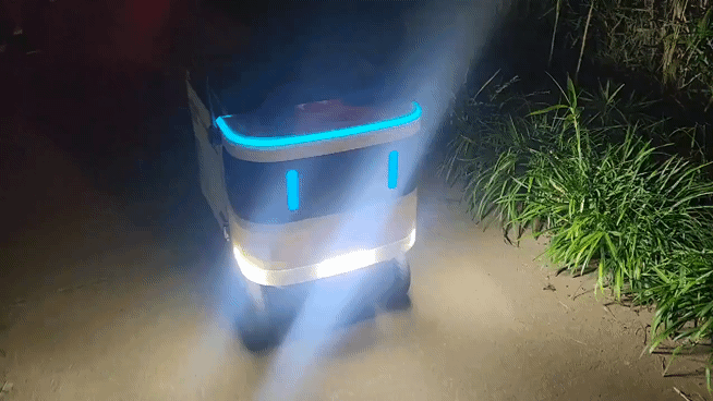 로보티즈의 자율주행로봇 개미가 서울 양천구 소재 양천공원 순찰 중 가다 서다를 반복하고 있다. 고재우 기자