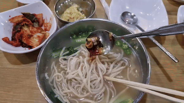 기장밥 반공기 겉절이 고추 다진마늘 등이 함께 제공된다. 가격은 8000원이다. (사진=한전진 기자)