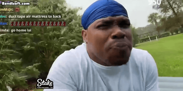 지난 9일 허리케인 밀턴이 강타한 플로리다주 탬파에서 실시간 방송을 진행한 인플루언서 마이크 스몰스 주니어의 모습. 그는 허리케인에서 살아남을 경우 7만달러를 주겠다는 한 인플루언서의 제안을 받고 이 같은 행동을 한 것으로 알려졌다. [마이크 스몰스 주니어 엑스(X·옛 트위터) 영상 캡처]