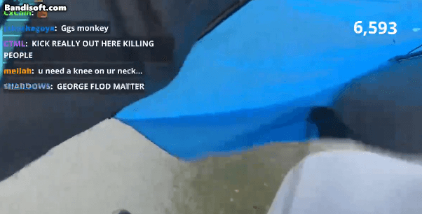 허리케인 밀턴이 미국 플로리다주를 강타한 지난 9일(현지시간) 미국 인플루언서 마이크 스몰스 주니어가 플로리다주 탬파에서 에어 매트리스 위에서 강풍을 버티는 모습. 그는 허리케인에서 살아남으면 7만달러를 주겠다는 한 인플루언서의 제안을 받고 이 같은 행동을 한 것으로 알려졌다. [마이크 스몰스 주니어 엑스(X·옛 트위터) 영상 캡처]