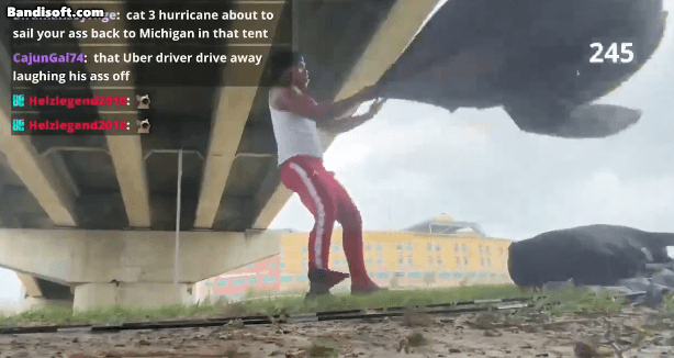 마이크 스몰스 주니어가 지난달 27일 허리케인 헐린이 발생했을 당시 대피령이 내려진 플로리다주의 한 지역에서 텐트를 치는 모습을 실시간으로 생중계하고 있다. [마이크 스몰스 주니어 엑스(X·옛 트위터) 영상 캡처]