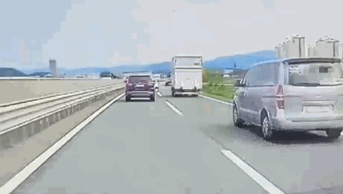 블랙박스 차량이 정차한 차량과 부딪히는 모습. 사진=JTBC '사건반장' 갈무리