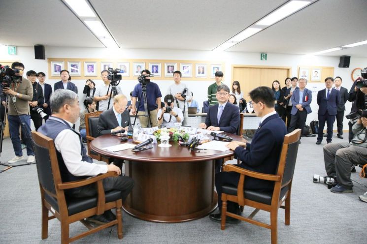 대표 이미지: 이 대통령, 경사노위 위원장 김지형 전 대법관 임명