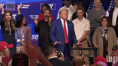 트럼프 전 대통령이 15일(현지시간)에 열린 타운홀 미팅에서 음악을 틀고 춤을 추고 있다. 워싱턴포스트 영상 캡처