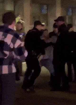 우크라이나 수도 키이우 중심가에서 모병관들이 입대 연령대의 남성들을 끌고가는 듯한 장면이 담긴 영상이 퍼지고 있다. 온라인 커뮤니티 캡처