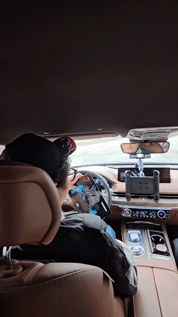 HL만도 직원이 MWC 제품이 장착된 현대차 제네시스 G80을 운전하면서 태블릿으로 조향 장치를 작동하는 시범을 보이고 있다. (영상=이데일리 이명철 특파원)