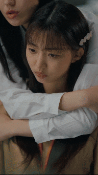 숏폼 드라마 '퇴사를 요청합니다'에서 주인공 오금희와 강태리가 스킨십하는 모습. 신입사원이 이를 목격하고 그만둔다. /비글루 캡처