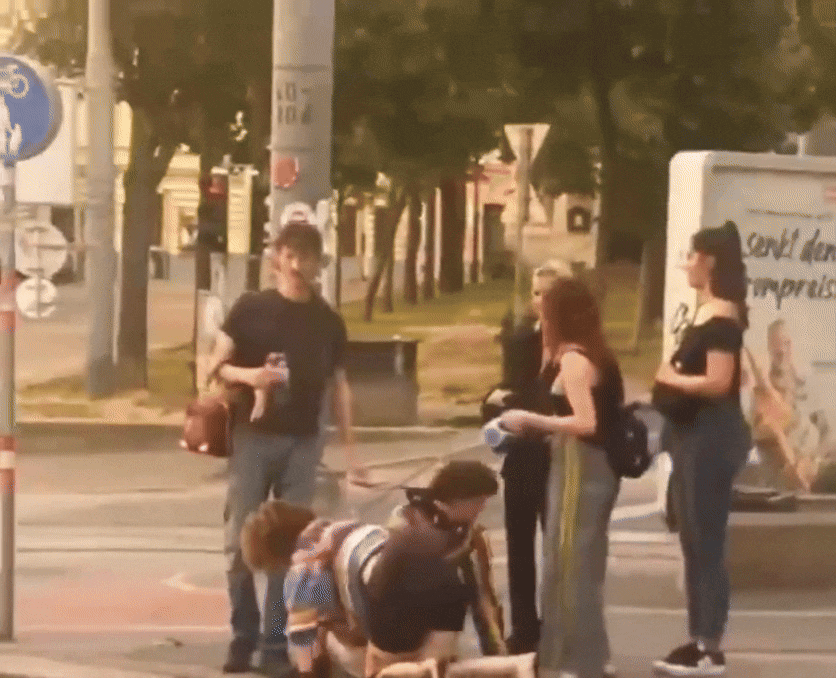 쿼드로빙을 하는 아이에게 목줄을 매 산책시키는 부모의 모습. /X(옛 트위터)