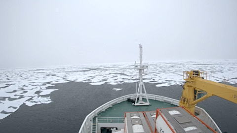 국내 유일 쇄빙연구선 아라온호가 북극해를 항해하는 모습.  *재판매 및 DB 금지