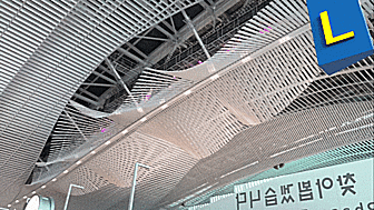 인천국제공항 제2여객터미널 확장부 천장에 설치된 조형물이 빛과 소리를 내며 배를 젓는 노처럼 움직이고 있다. 이해를 돕기 위해 영상 속도를 높였다. 김민호 기자