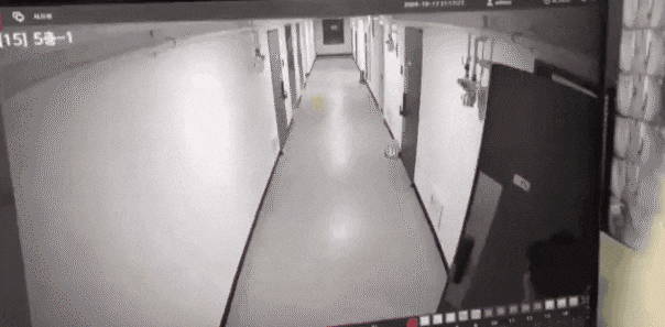 인터넷 방송 BJ 조예리 씨가 스토킹 피해를 호소하며 공개한 CCTV 영상. 한 남성이 문 뒤에 숨어 있다가 조씨가 문을 열자 침입하는 모습이 고스란히 찍혔다. 온라인 커뮤니티