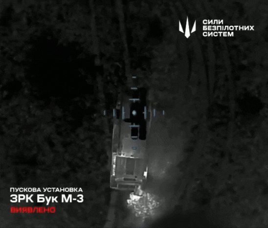 우크라이나 드론이 러시아 Buk-M3 방공 시스템의 9A317M 발사대를 겨냥해 폭탄을 떨어뜨리는 모습. /X(옛 트위터)