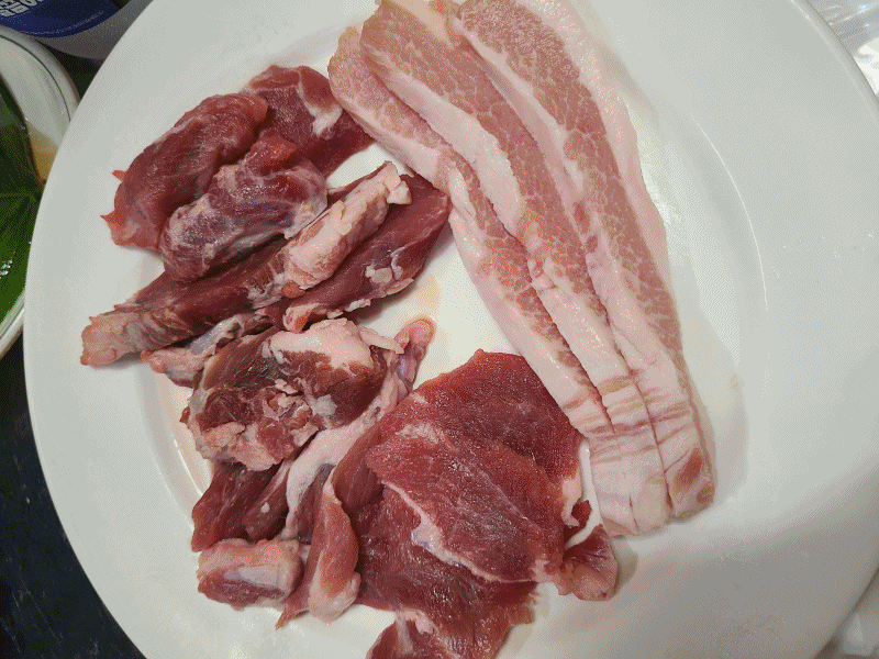 지난 18일 오후 7시쯤 김해 수로왕릉 앞 광장에서 열린 '뒷(Do-it) 고기 푸드 페스타'. 페스타 첫날 내린 폭우로 시민들은 지난해보다 많지 않았지만, 뒷고기로 만든 새로운 음식을 즐기는 시민들이 비를 피해 행사 부스 내부에 서 있었다. /민영빈 기자