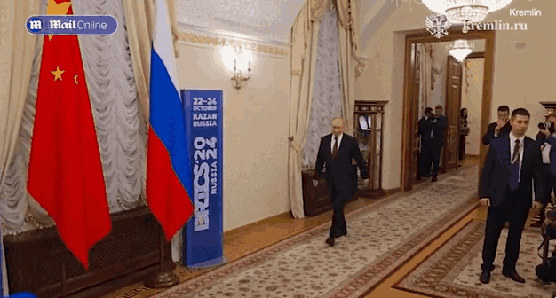 브릭스(BRICS) 정상회의를 계기로 러시아와 중국이 양자회담을 가진 가운데, 푸틴 러시아 대통령이 먼저 회담장에 도착해 시진핑 중국 국가주석을 기다리는 모습