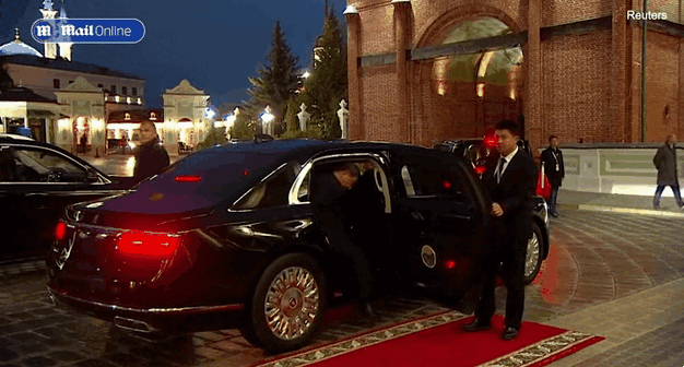 푸틴 대통령이 먼저 양자 회담장에 도착해서 기다리는 동안, 뒤늦게 도착한 시진핑 주석은 서두르는 기색 없이 천천히 회담장으로 걸어갔다