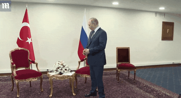 2022년 7월 이란을 방문한 블라디미르 푸틴 러시아 대통령이 에르도안 튀르키예 대통령을 만나기 위해 회담장에 나와 기다리고 있다.