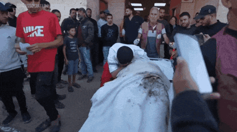 2024년 10월 30일 이스라엘 폭격으로 사망한 희생자의 시신을 현장에서 수습한 뒤 병원으로 옮긴 후에야 자신의 어머니라는 것을 알게 된 팔레스타인 구급대원이 오열하고 있다. AP 영상