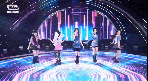 뉴진스가 음악방송에서 아이폰을 들고 서로 촬영해주는 퍼포먼스를 선보이는 모습. (출처: 스브스케이팝 유튜브)