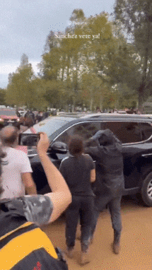 3일(현지시각) 수해를 입은 스페인 발렌시아주 파이포르타 주민들이 페드로 산체스 스페인 총리의 차량을 망가뜨리고 있다. /@TheNewsTrending