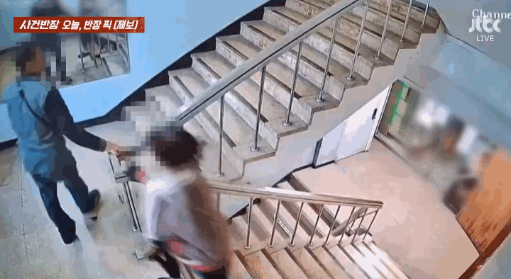 소변이 급했던 여성은 들고 있던 음료를 바닥에 내려놓고 쪼그리고 앉아 그대로 소변을 눴다. 계단을 오르던 남성도 내려와 여성 옆에서 소변을 보고 있다. 두 사람은 CCTV를 피한 줄 알았으나 정면 대형 거울에 반사돼 노상방뇨 행각이 만천하에 드러났다. [jtbc '사건반장' 갈무리]