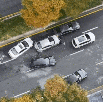 지난 2일 서울 강남구 역삼동 테헤란로에서 20대 김모씨가 차량을 잇달아 들이받고 역주행하고 있다. /온라인 커뮤니티