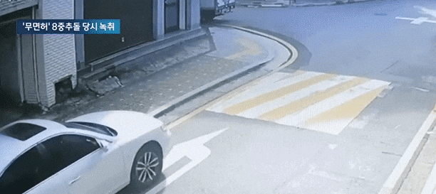 김모씨가 어머니 차를 운전하자 어머니가 이를 말리는 모습이 CCTV에 포착됐다. /JTBC