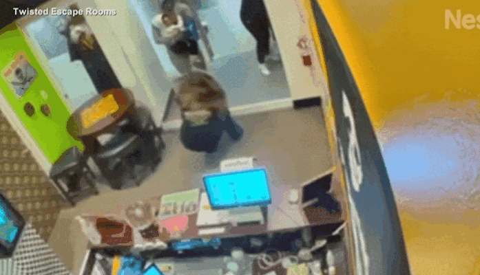 미국 워싱턴주 밴쿠버의 한 쇼핑몰에 총격범이 들이닥치자 10대 여학생(동그라미)가 사람들을 대피시키는 모습