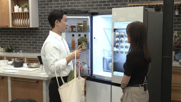 삼성전자가 6일 서울 영등포 소재 키친 스튜디오에서 스마트한 주방 경험을 선보이는 '삼성 비스포크 AI 키친' 쿠킹쇼를 진행하는 모습./삼성전자 제공