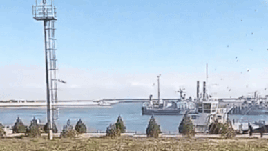 6일(현지시간) 오전 우크라이나군의 자폭 무인기(드론)가 러시아 다게스탄공화국의 카스피스크 항구를 저공 비행하다 러시아 군함과 충돌하는 모습