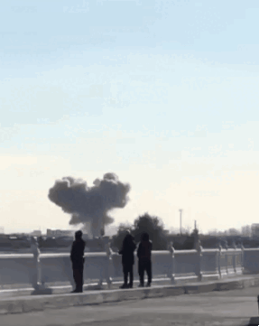 6일(현지시간) 오전 우크라이나군의 자폭 무인기(드론)가 러시아 다게스탄공화국의 카스피스크 항구를 저공 비행하다 러시아 군함과 충돌하는 모습을 지켜보는 사람들