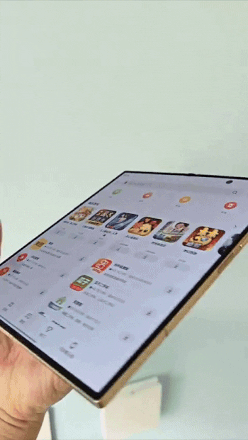 갤럭시Z폴드 스페셜 에디션의 화면 주름을 보여주는 영상이 공개됐다. (영상=아이스유니버스 엑스)