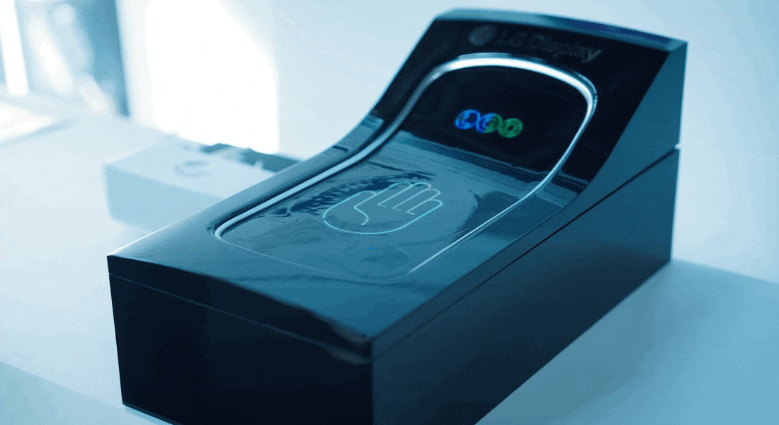 LG디스플레이 직원이 화면이 볼록하게 솟아올라 차량용 조그다이얼 형태로 변하는 스트레처블 디스플레이를 터치해 조작하고 있다. ⓒLG디스플레이