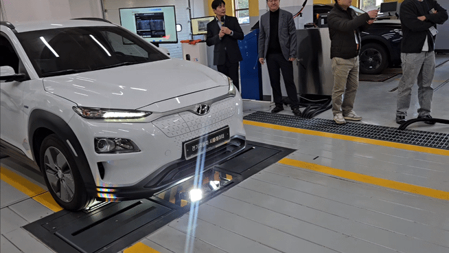 지난 8일 김천 TS 첨단자동차검사연구센터에서 시연한 전기차 하부 스캐닝. 스캐닝으로 배터리 흠집, 타이어 트레드 등을 점검할 수 있다./촬영=채신화 기자