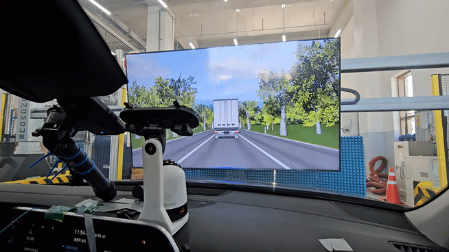 첨단장치 테스트베드 시연 모습. 전방 충돌에 따른 AEB(자동긴급제동장치) 작동 여부를 점검하고 있다./촬영=채신화 기자